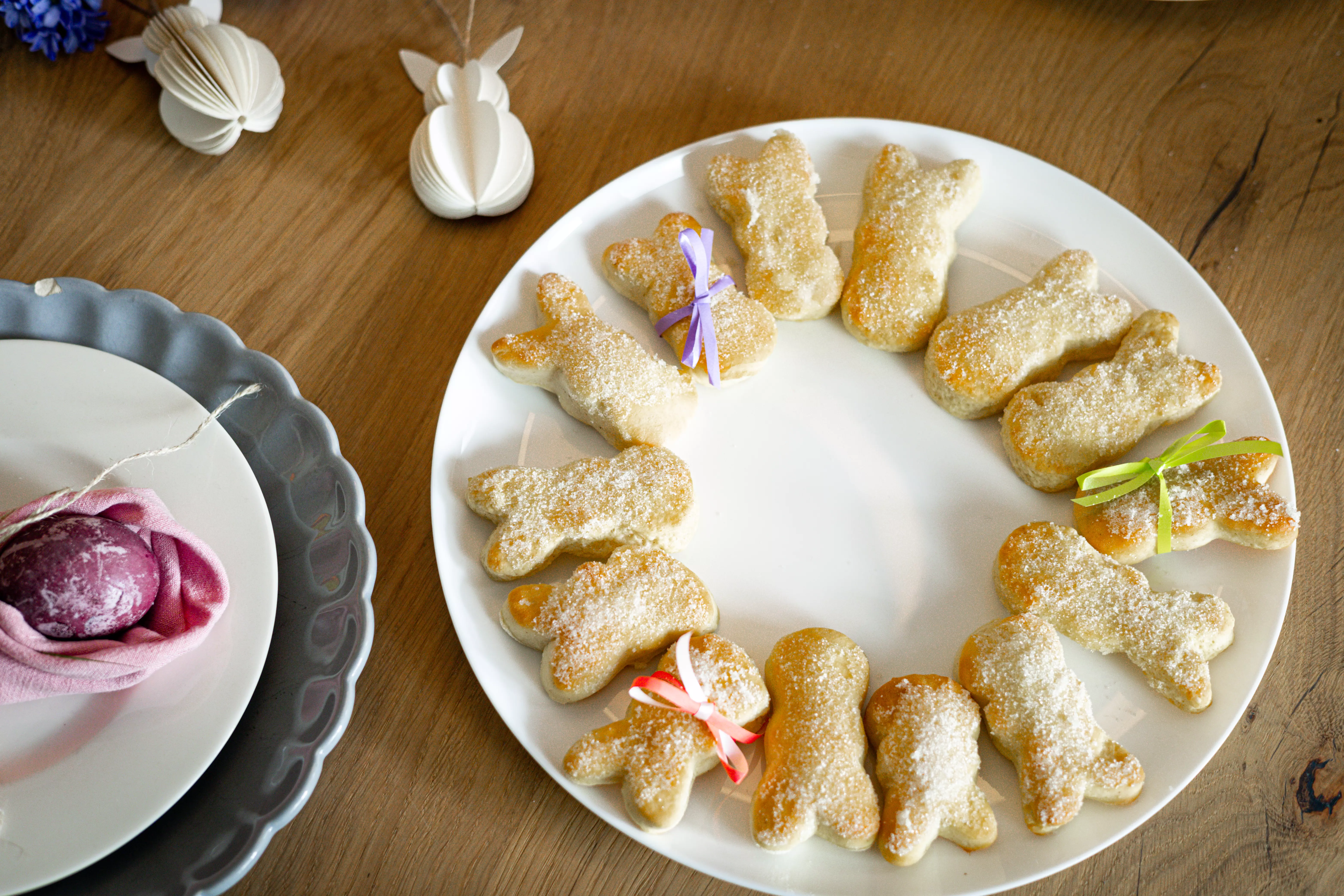 Zuckersüße Quarkhasen, einfach und schnell gebacken ohne Hefe – perfekt für Ostern!