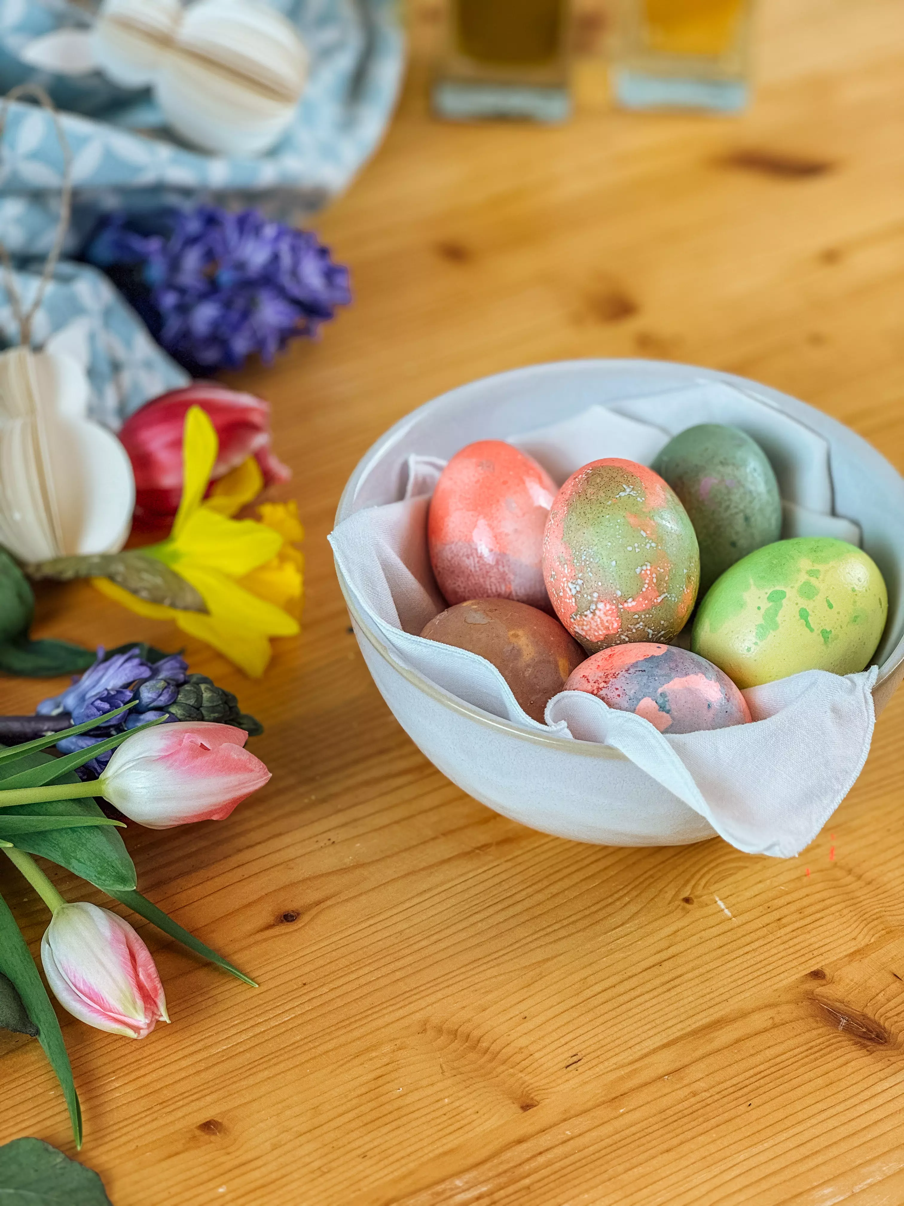 Entdecke, wie du mit Speiseöl und Lebensmittelfarbe verblüffend marmorierte Ostereier zauberst – Deine Kinder werden staunen! Perfekt für das Osterkörbchen.