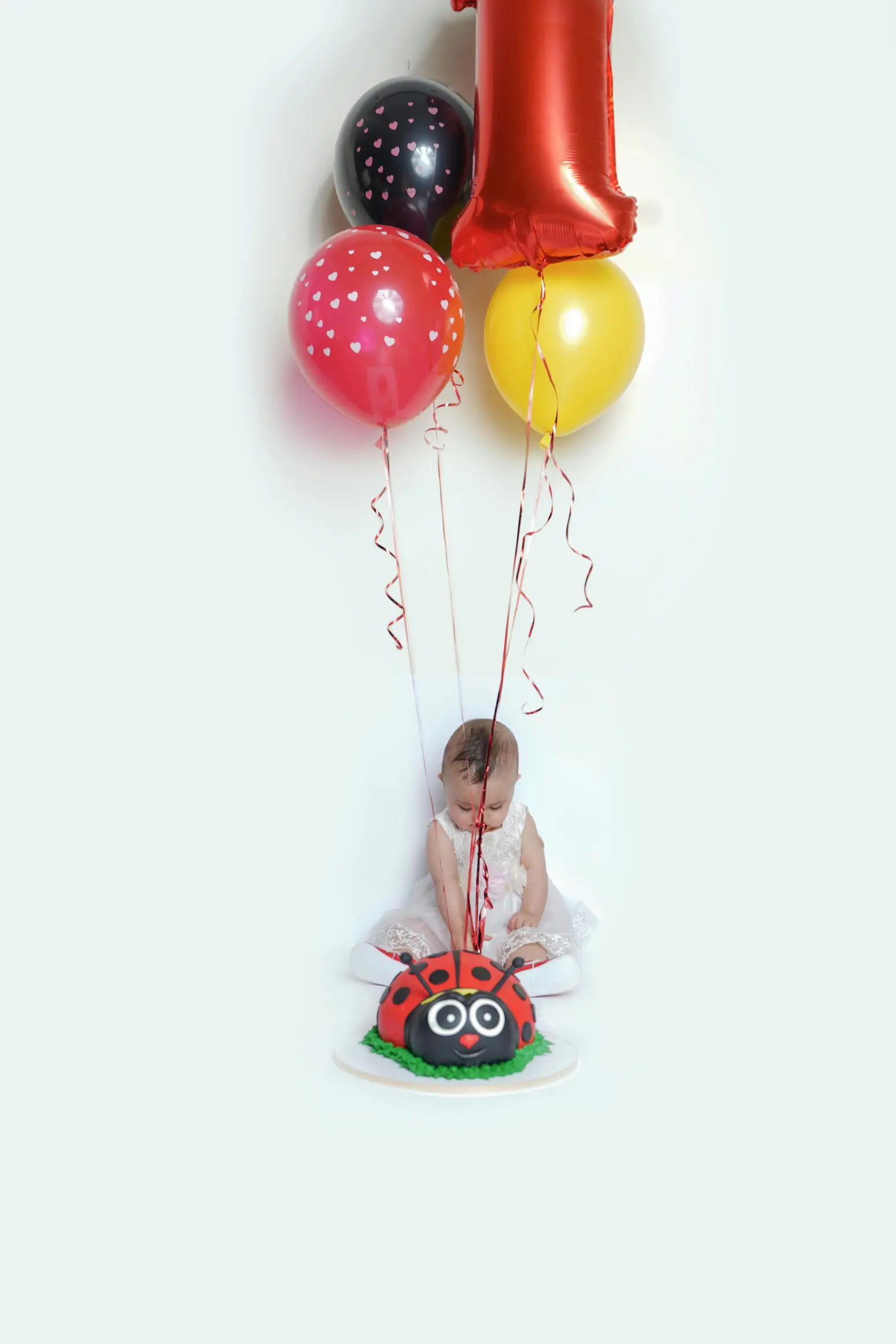 Ein kleines Kind erlebt seinen ersten Geburtstag, Spielzeug und Dekoration, ein Moment voller Freude und Liebe, festgehalten für die Ewigkeit.