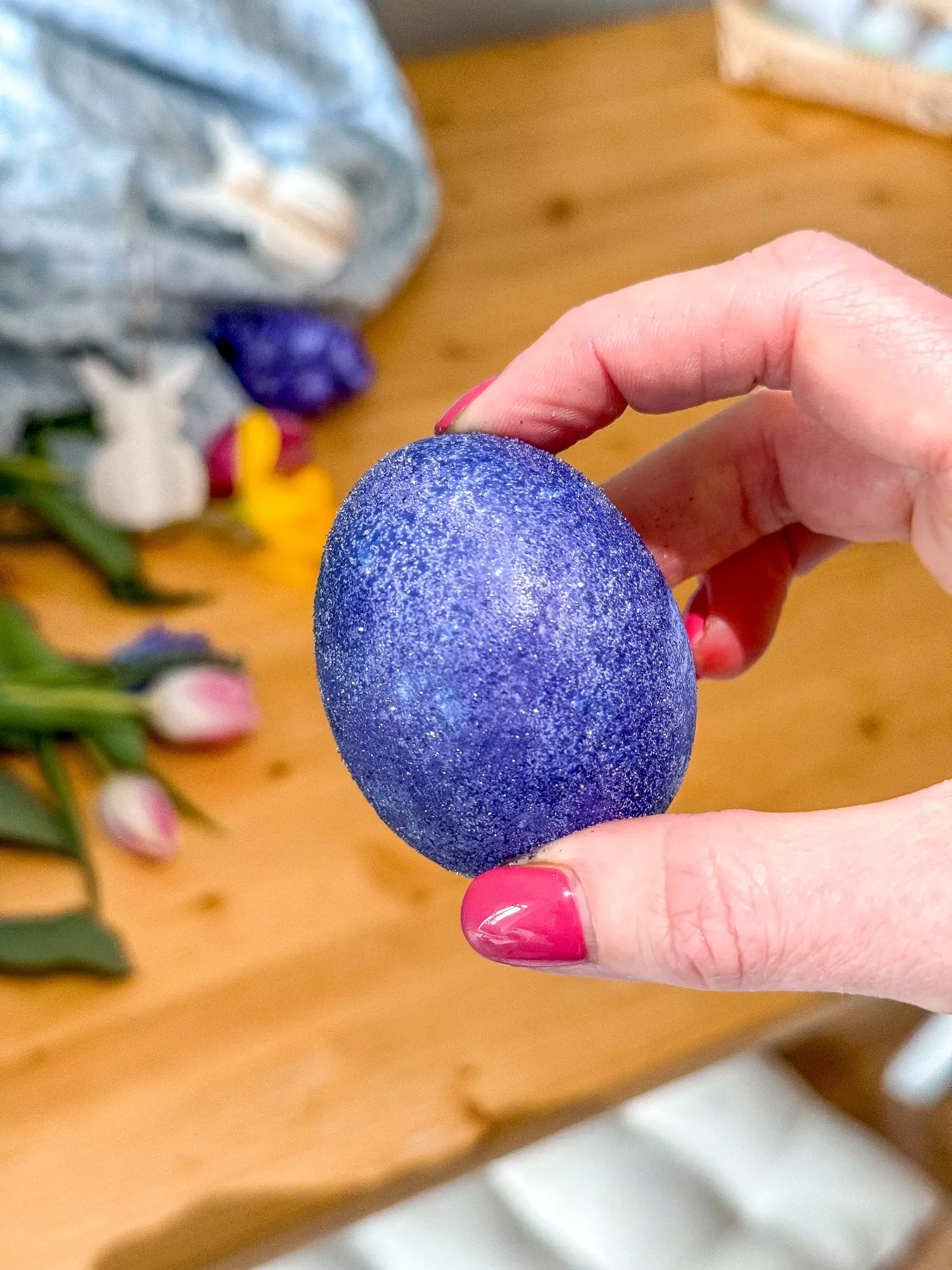 Eier, verzaubert im schimmernden Sud aus Traubensaft und Glitzerfarbe, ruhen und enthüllen ihren funkelnden Zauber auf Küchenpapier.